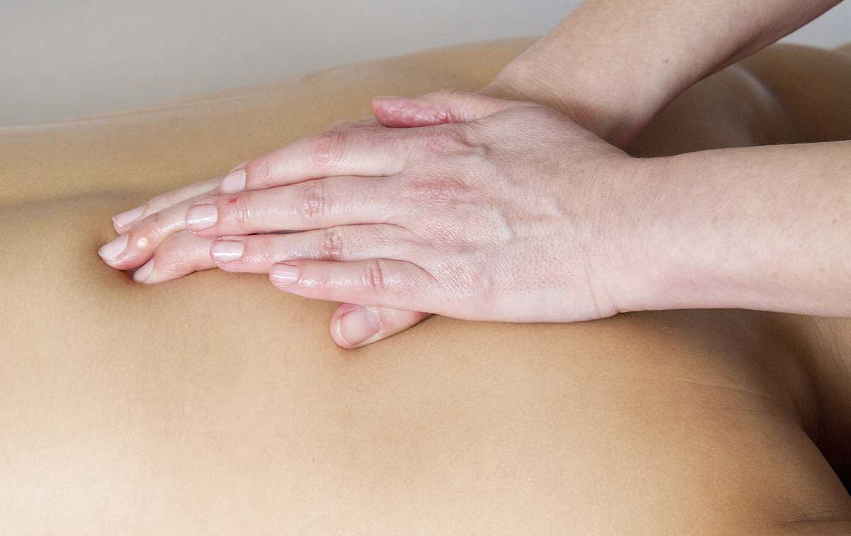Massage therapy at Équanité clinic